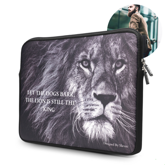 Slieves - Laptophoes Let the dogs bark, The Lion is still the king - 15,6 inch - Laptop Sleeve - Schok Resistent - Neoprene - (Spat) Waterdicht